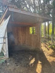 Abri trois pans en bois avec toit en tôle